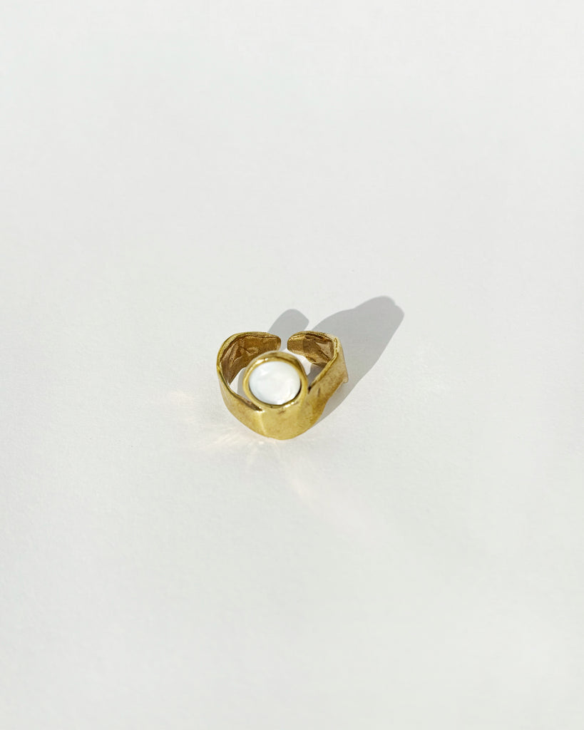 Luna Ring- Madreperla