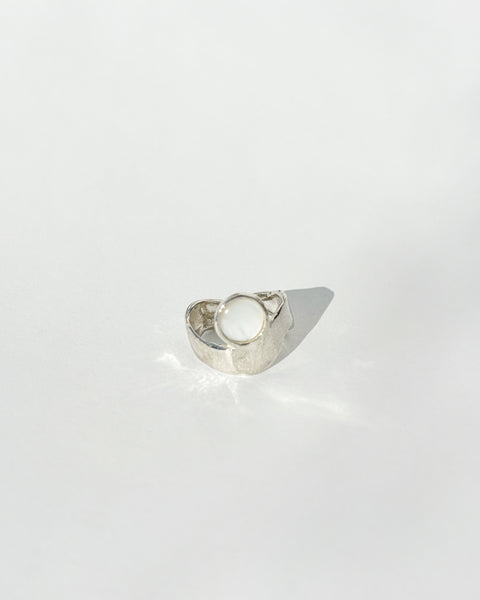 Luna Ring- Madreperla